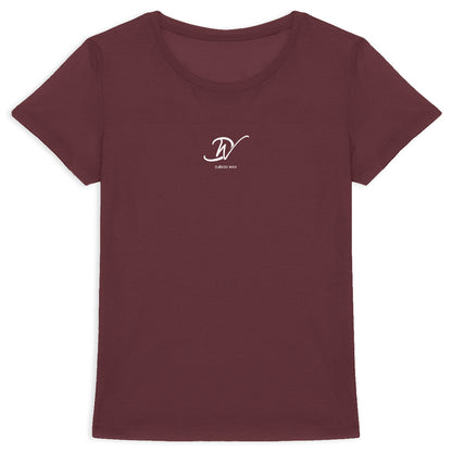 T-shirt femme cintrée col rond rouge bordeaux en coton bio avec monogramme DW Djêkoo Wax blanc centré poitrine - Vêtement éco-responsable