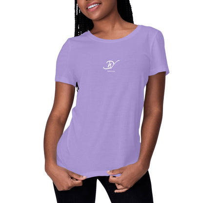 T-shirt femme cintrée col rond violet en coton bio avec monogramme DW Djêkoo Wax blanc centré poitrine - Mode africaine premium