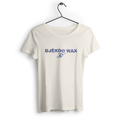 T-shirt femme cintrée col rond beige naturel en coton bio avec lettrage DJÊKOO WAX rempli de motifs wax fleurs de mariage bleu turquoise, rose et violet - Mode africaine éthique

