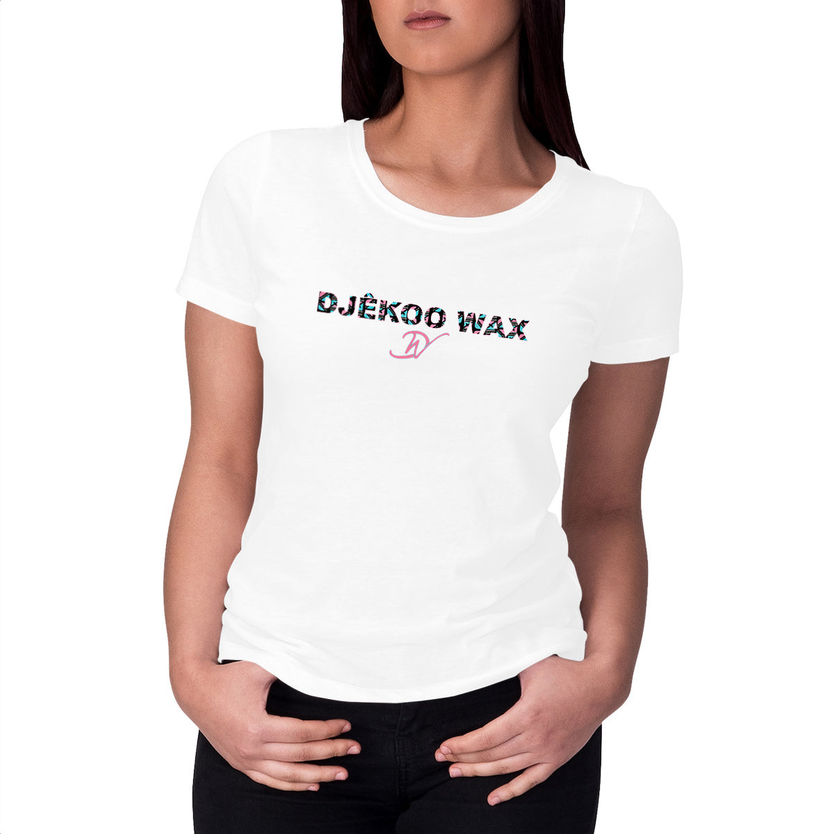 Femme portant un t-shirt cintrée col rond blanc en coton bio avec lettrage DJÊKOO WAX rempli de motifs Bogolan vert turquoise, rose et noir et monogramme DW cursif rose - Mode africaine éco-responsable