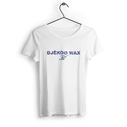 T-shirt femme cintrée col rond blanc en coton bio avec lettrage DJÊKOO WAX rempli de motifs wax fleurs de mariage bleu turquoise, rose et violet - Mode africaine éthique

