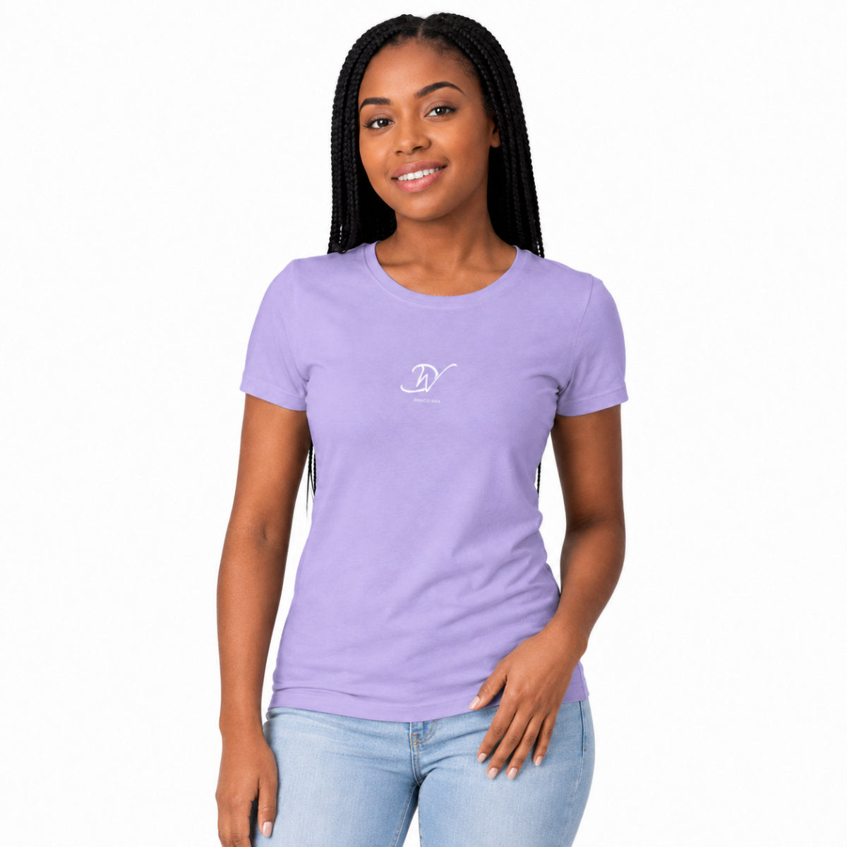 Femme portant un t-shirt lavande en coton bio avec logo Djêkoo Wax