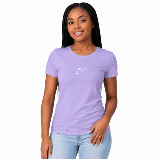 Femme portant un t-shirt lavande en coton bio avec logo Djêkoo Wax