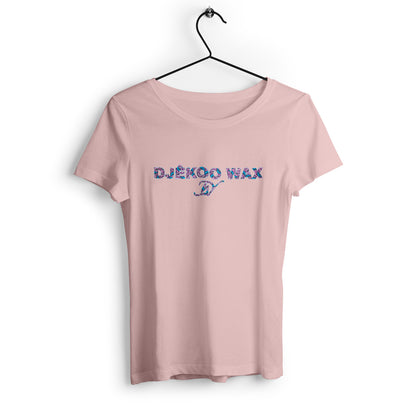 T-shirt femme cintrée col rond rose poudré en coton bio avec lettrage DJÊKOO WAX rempli de motifs wax fleurs de mariage bleu turquoise, rose et violet - Vêtement éco-responsable