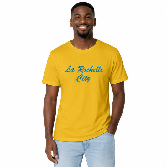 Homme portant un T-shirt jaune La Rochelle City Edition en coton bio GOTS avec motif wax bleu et jaune – Djêkoo Wax