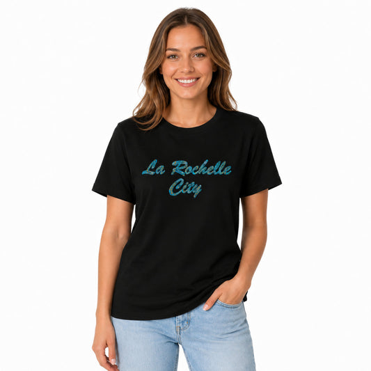 Femme portant un T-shirt noir La Rochelle City Edition en coton bio GOTS avec motif wax bleu et jaune – Djêkoo Wax