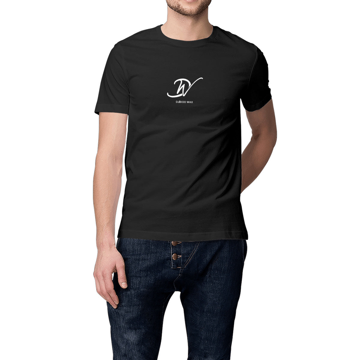 Homme portant un t-shirt 100% coton biologique noir