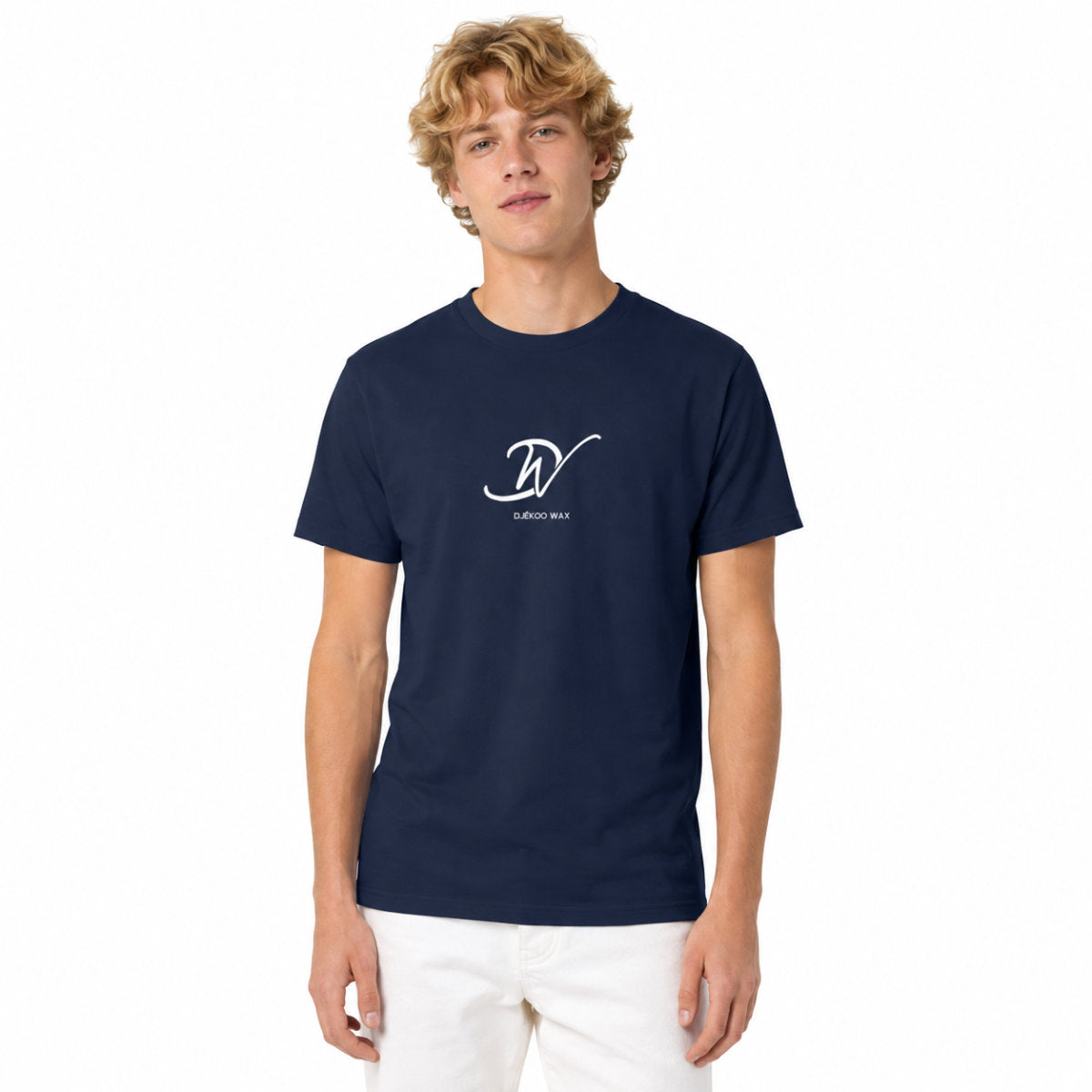 Homme portant un t-shirt bleu marine en coton bio avec logo Djêkoo Wax