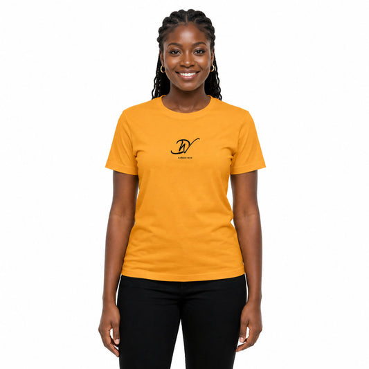 Femme portant un t-shirt orange en coton bio avec logo Djêkoo Wax