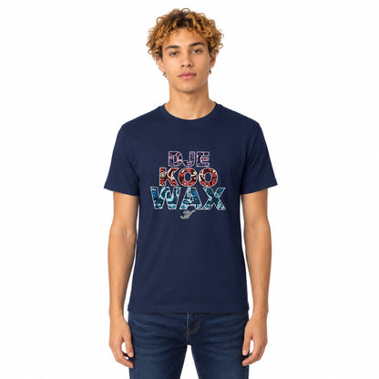 Homme portant un t-shirt wax africain unisexe marine en coton bio avec imprimé coloré Djêkoo Wax