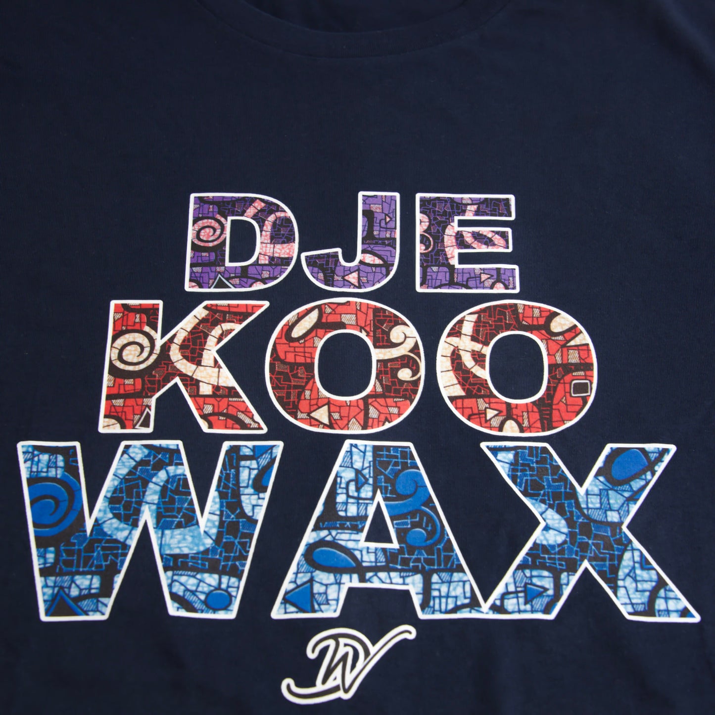 Gros plan de l’imprimé Djêkoo Wax coloré sur t-shirt unisexe en coton bio marine