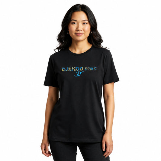 Femme portant un t-shirt wax unisexe ZigZag noir en coton biologique