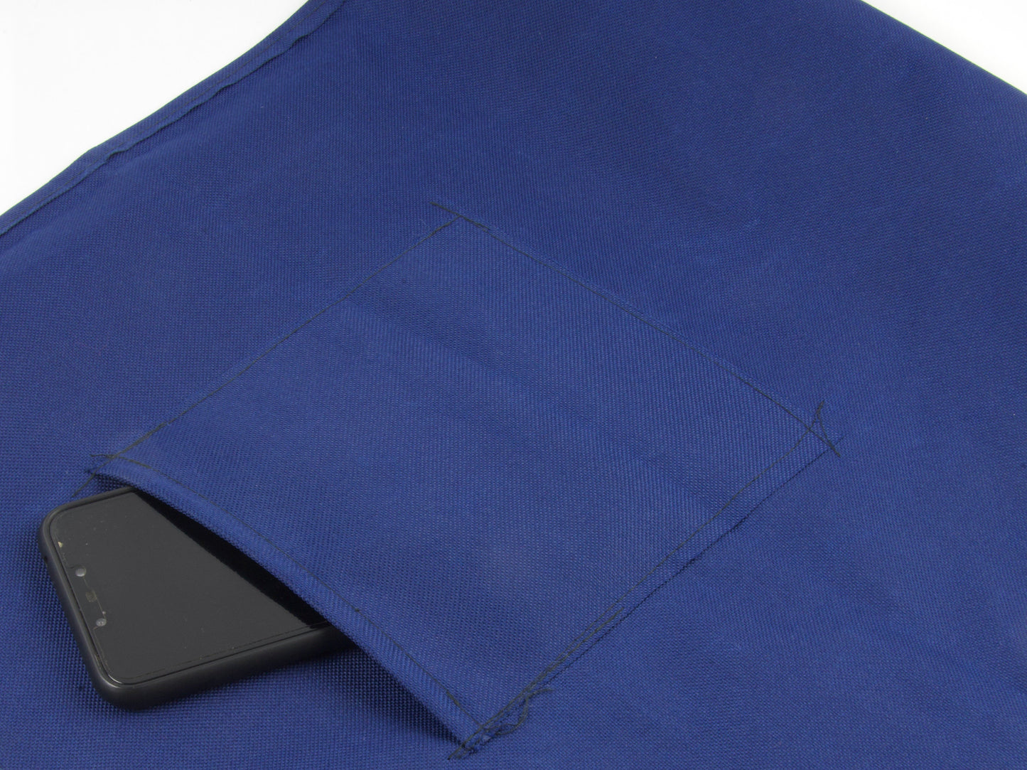 Détail de la doublure imperméable bleu marine et de la poche intérieure pratique du tote bag artisanal en wax Fleurs de mariage