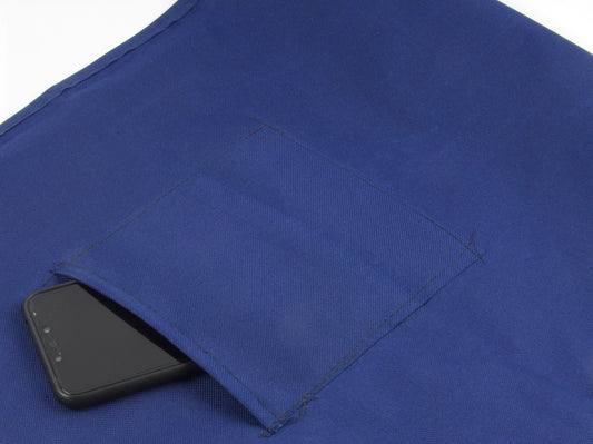 Détail de la doublure imperméable bleu marine et de la poche intérieure pratique du tote bag artisanal en wax Fleurs de mariage