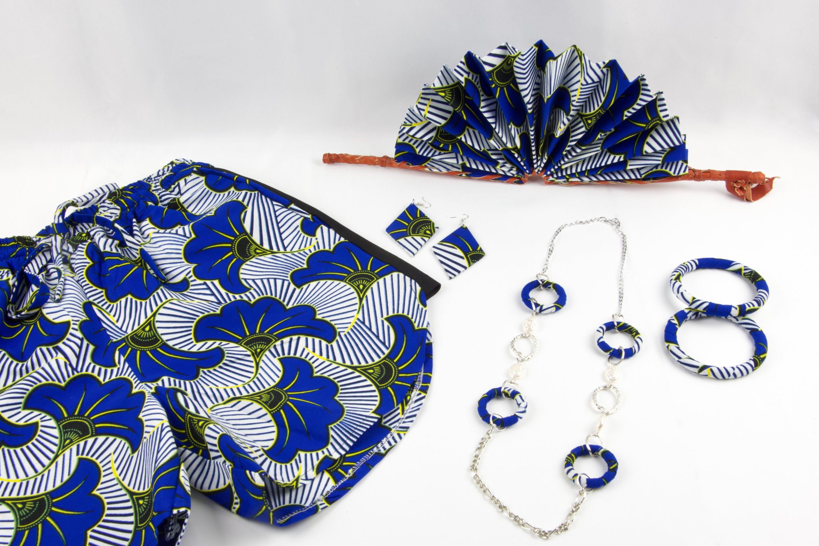 Vue produits short , éventail et parure de bijoux en tissu wax